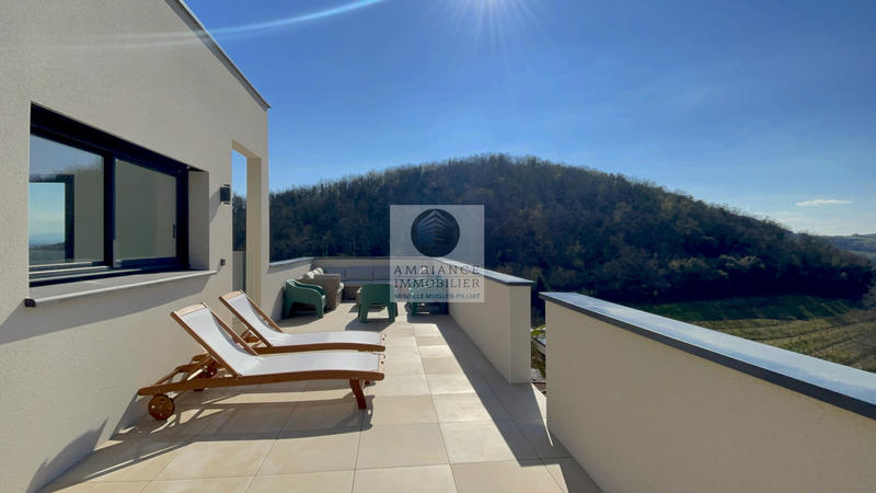 Maison - 237 m² - 8 pièces