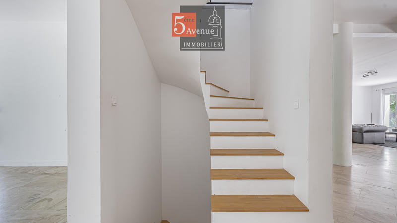 Maison - 450 m² - 9 pièces