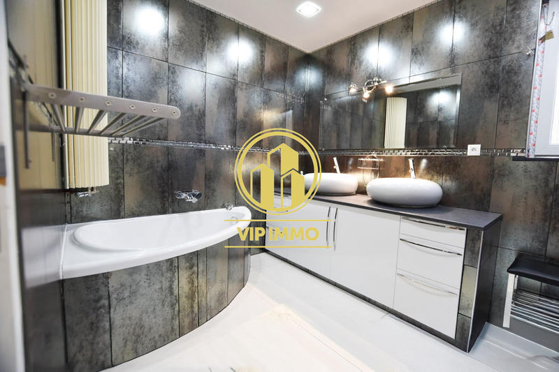 Maison - 241 m² - 6 pièces