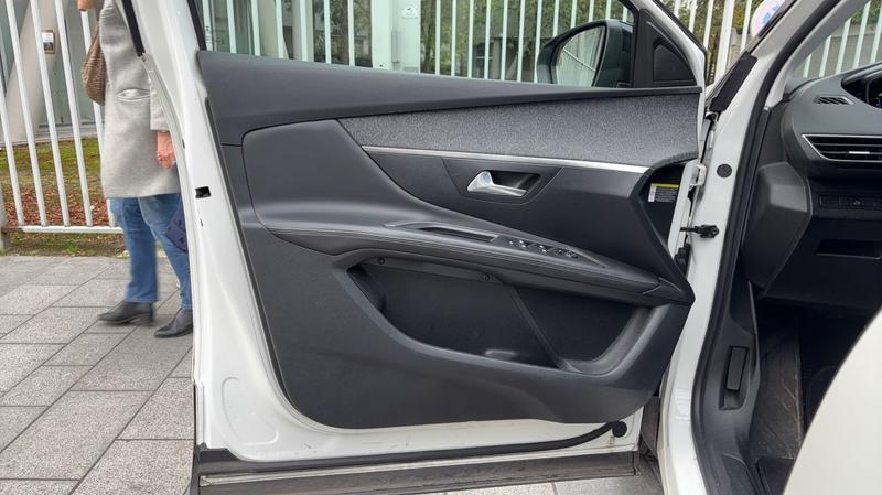 Peugeot 3008 II 1.5 BlueHDi 130 Eat8 Allure Business