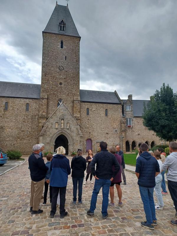 Lonlay-l’Abbaye : visite de l’abbatiale et plaisir gourmand