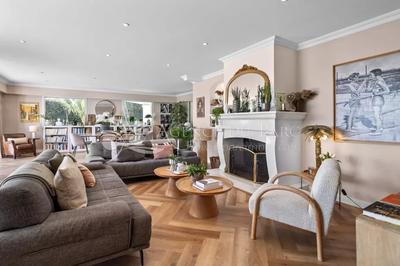 Maison - 250 m² - 6 pièces