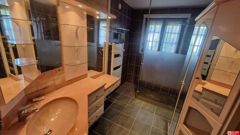 Maison traditionnelle - 137 m² - 6 pièces