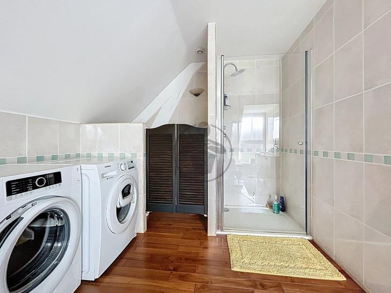 Maison - 202 m² - 8 pièces