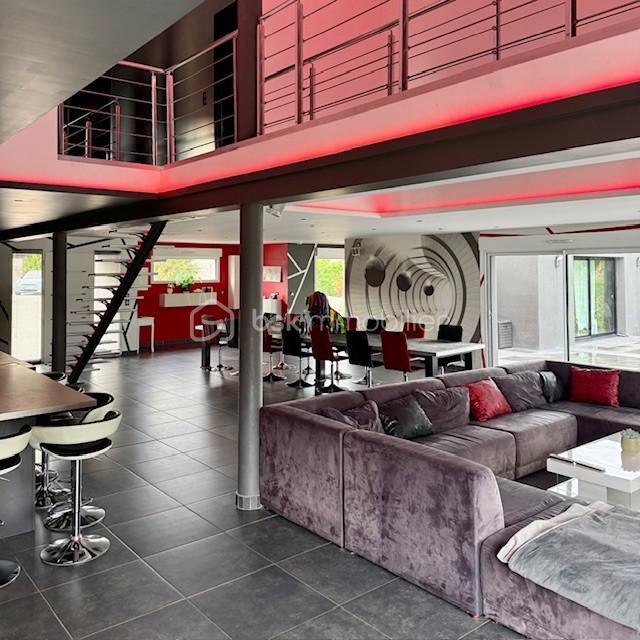 Maison - 330 m² - 8 pièces