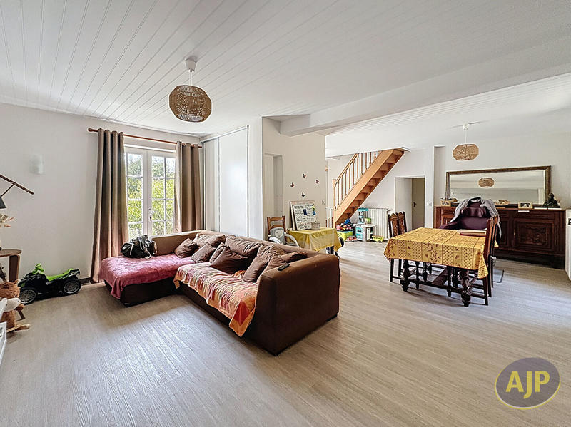 Maison - 226 m² - 7 pièces