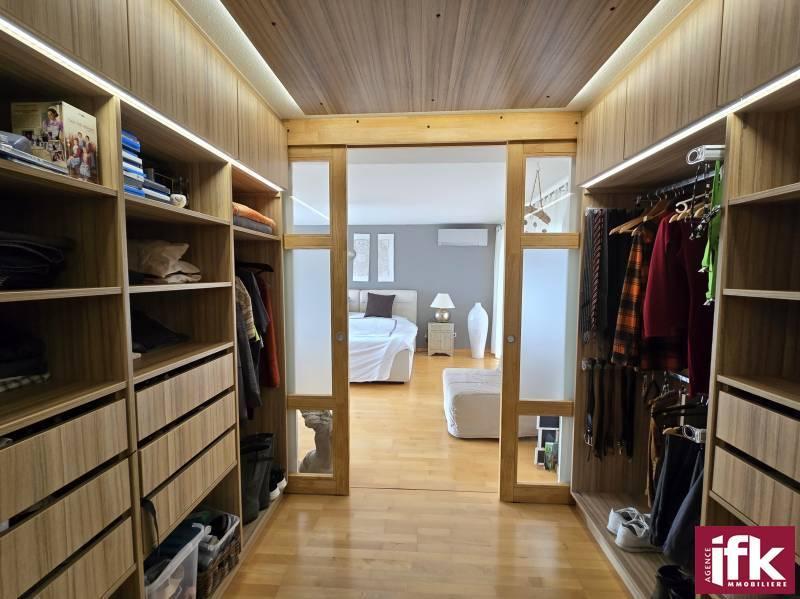 Propriété - 249 m² - 9 pièces