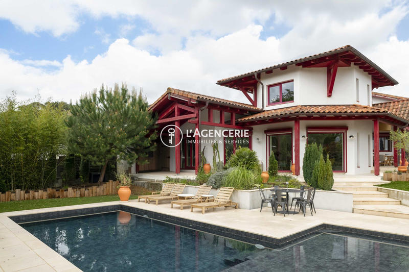 Maison - 300 m² - 8 pièces