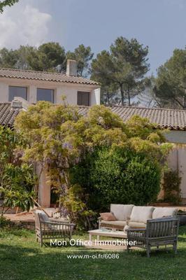 Maison - 230 m² - 8 pièces