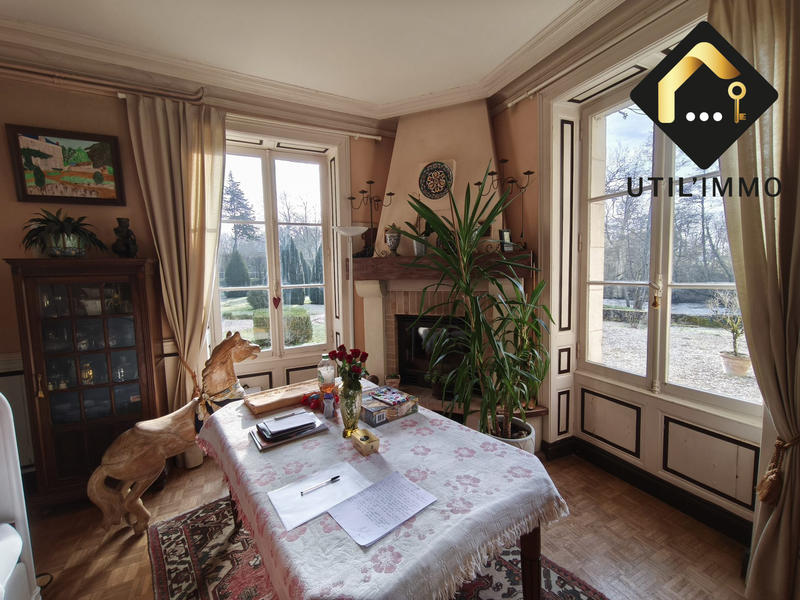 Maison - 1 062 m² - 13 pièces