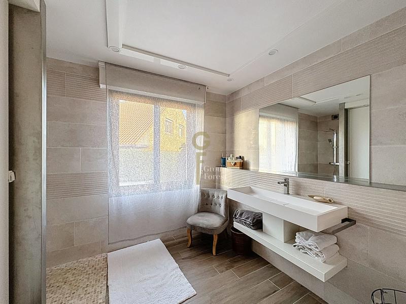 Maison - 183 m² - 12 pièces