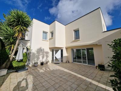 Maison contemporaine - 212 m² - 6 pièces