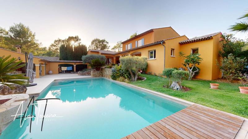 Maison - 308 m² - 8 pièces