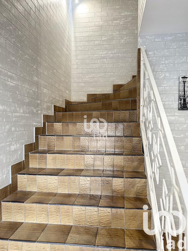 Maison - 220 m² - 9 pièces