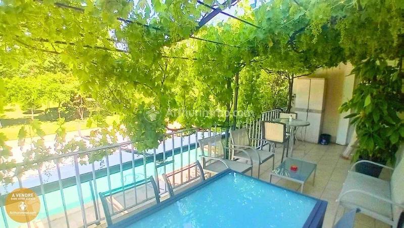 Maison - 202 m² - 7 pièces