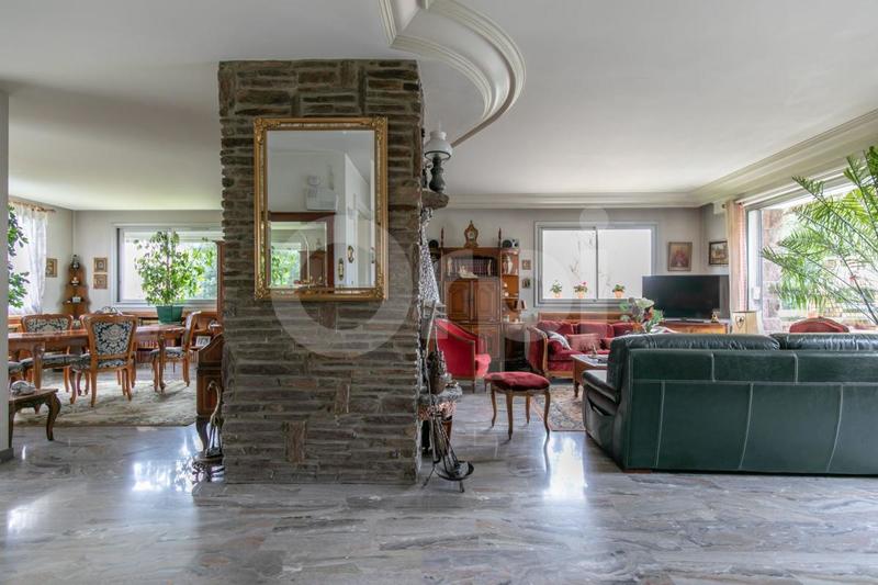 Propriété - 212 m² - 7 pièces