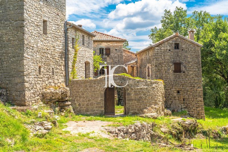 Maison - 305 m² - 14 pièces