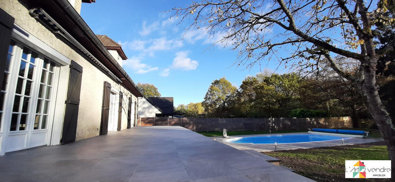 Maison - 230 m² - 7 pièces