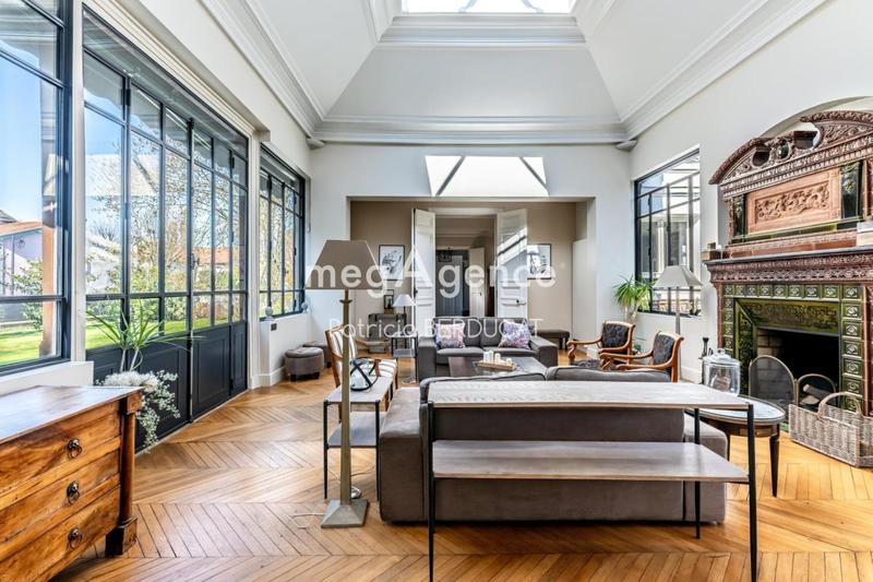 Maison - 300 m² - 12 pièces