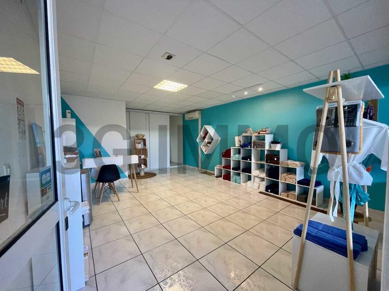 Local commercial - 97 m² - 4 pièces
