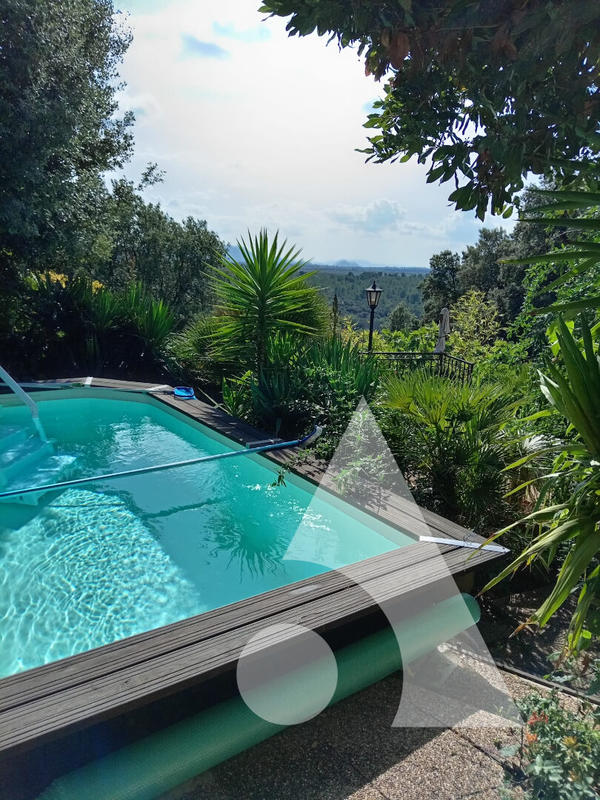 Maison - 270 m² - 8 pièces