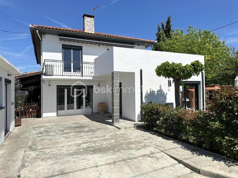 Maison - 218 m² - 9 pièces