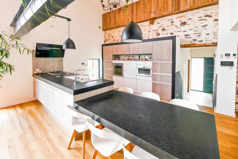 Demeure - 256 m² - 8 pièces