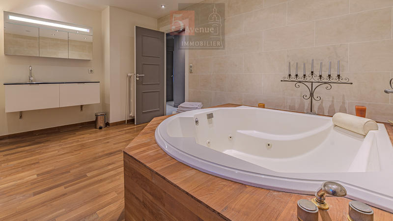 Maison - 400 m² - 8 pièces