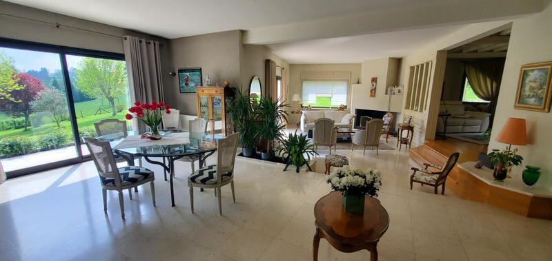 Maison - 255 m² - 8 pièces