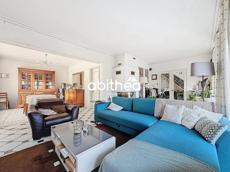 Maison - 233 m² - 7 pièces