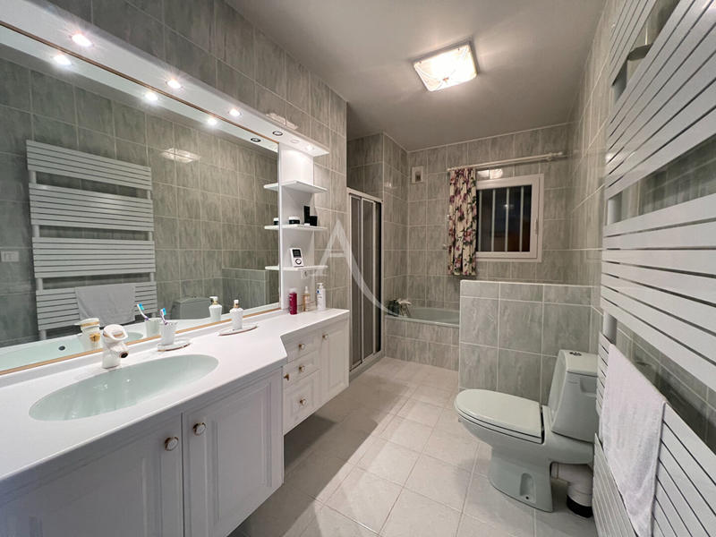 Maison - 225 m² - 8 pièces