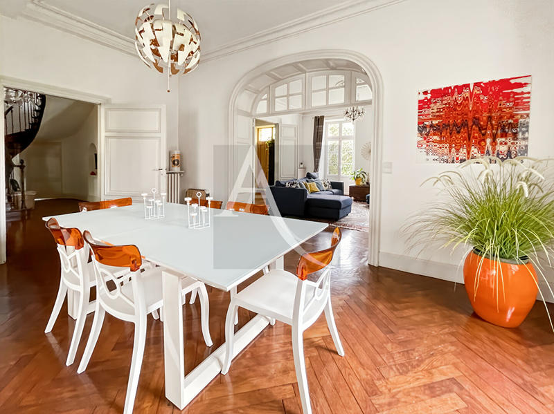 Maison - 437 m² - 11 pièces