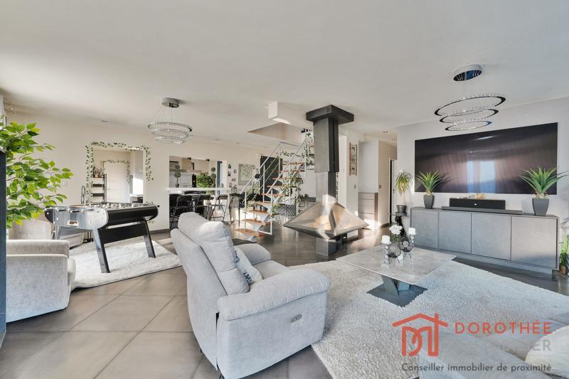 Maison - 212 m² - 8 pièces