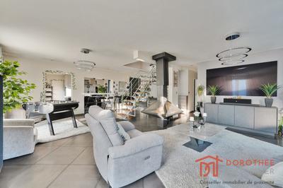 Maison - 212 m² - 8 pièces