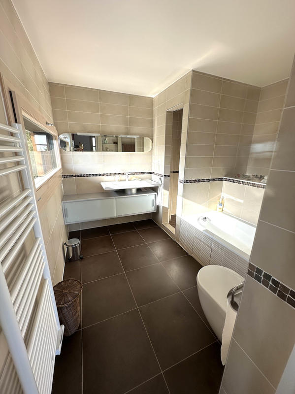 Propriété - 246 m² - 8 pièces