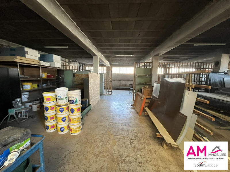 Entrepôt - 301 m²