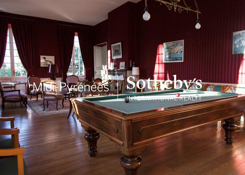 Maison - 1 200 m² - 12 pièces