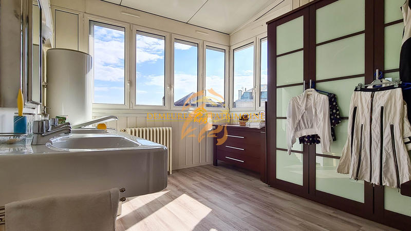 Maison - 217 m² - 11 pièces