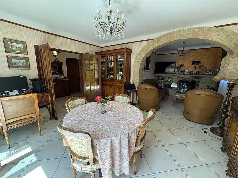 Maison - 232 m² - 8 pièces