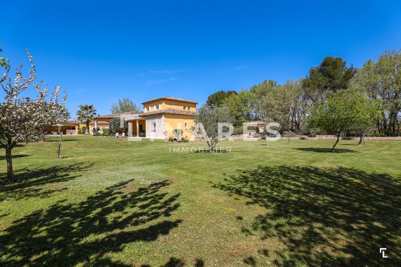 Propriété - 230 m² - 9 pièces