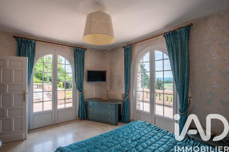 Maison - 230 m² - 8 pièces