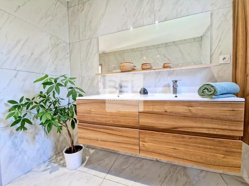 Maison - 205 m² - 7 pièces