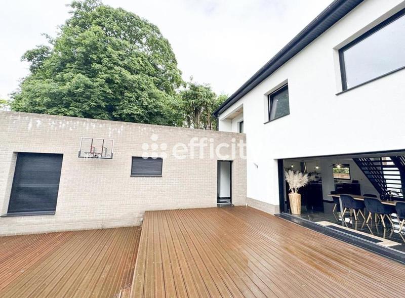 Maison - 212 m² - 7 pièces