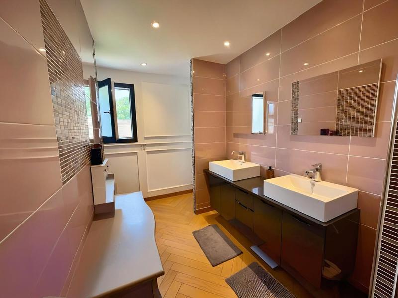 Maison - 310 m² - 9 pièces