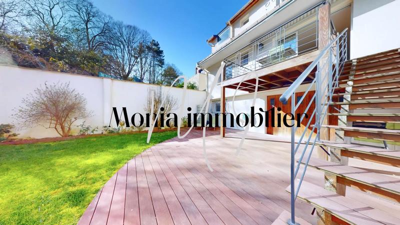 Pavillon - 180 m² - 7 pièces