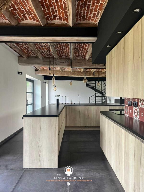 Maison - 720 m² - 12 pièces