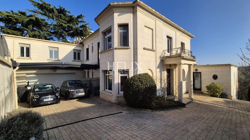 Maison - 600 m² - 17 pièces