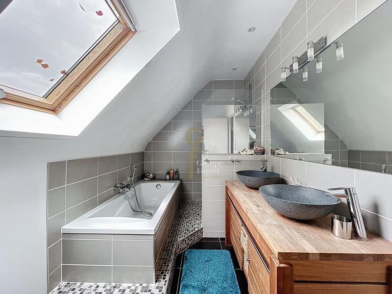 Maison - 245 m² - 9 pièces