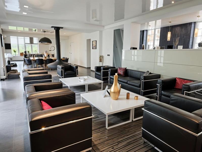 Maison - 1 200 m² - 16 pièces