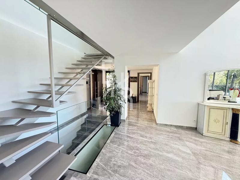 Maison - 389 m² - 8 pièces